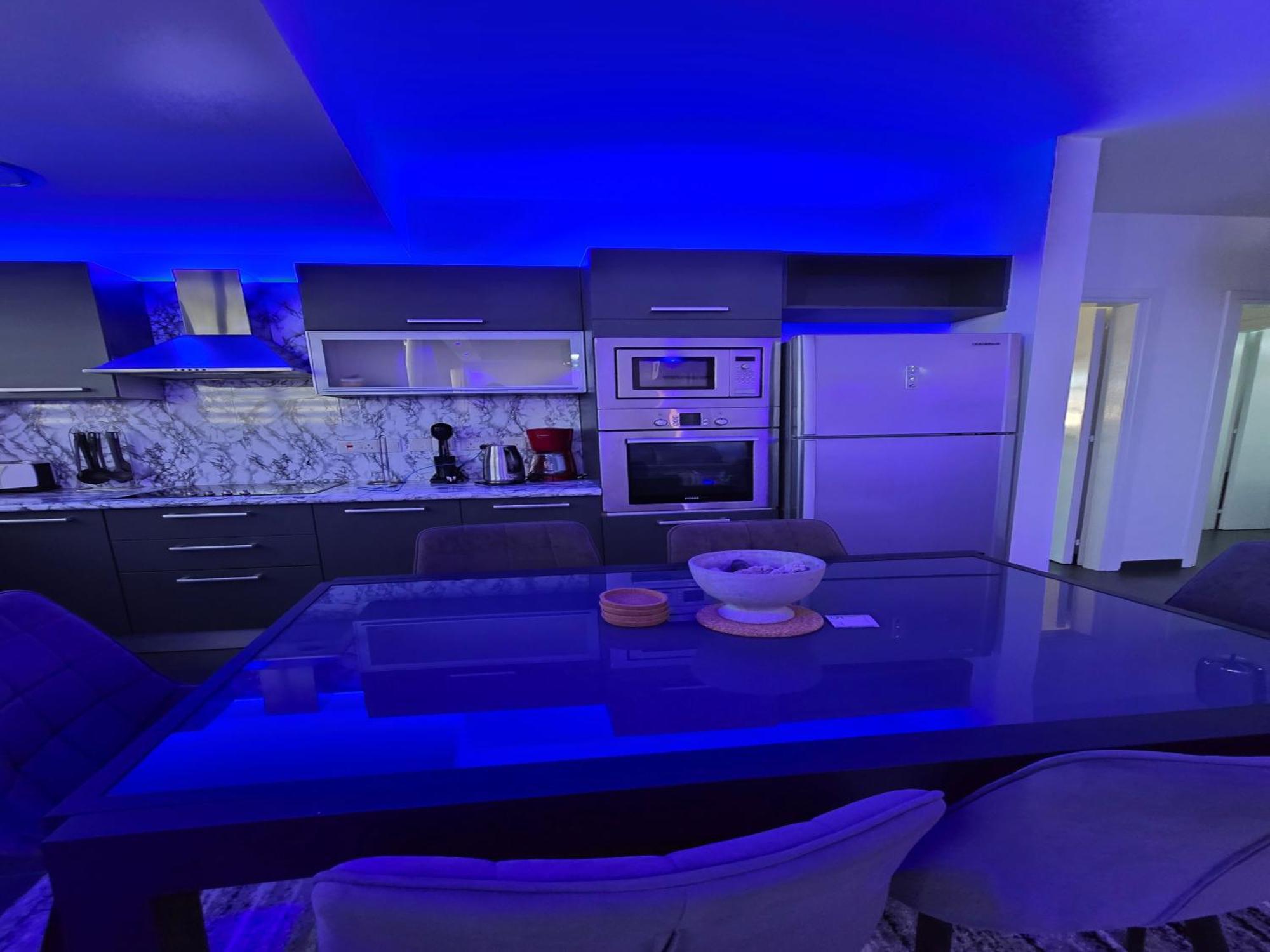Golden Bay Deluxe Holiday Apartment プロタラス エクステリア 写真